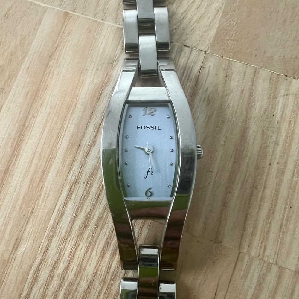 Fossil f2 ladies silver tone bracelet watch NEW BATTERY